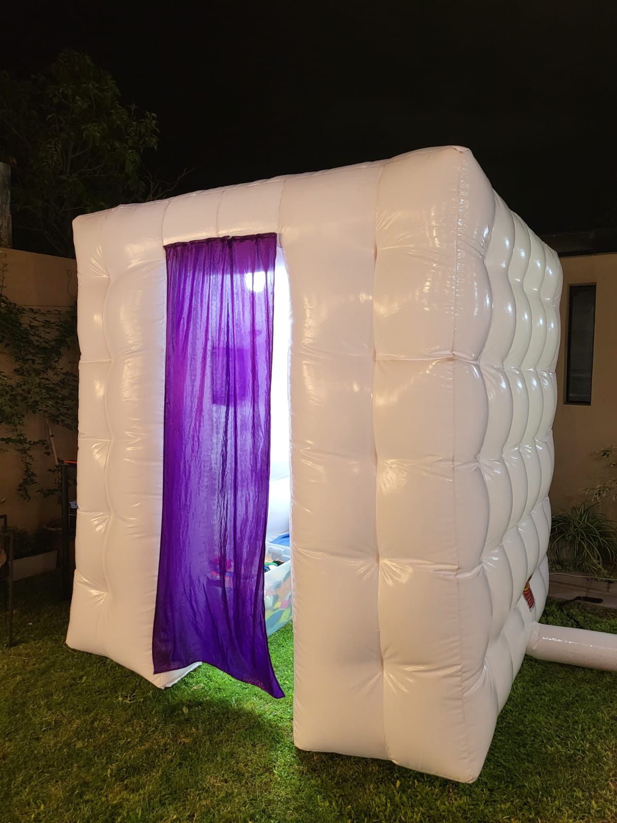 Cabina de fotos en un evento al aire libre