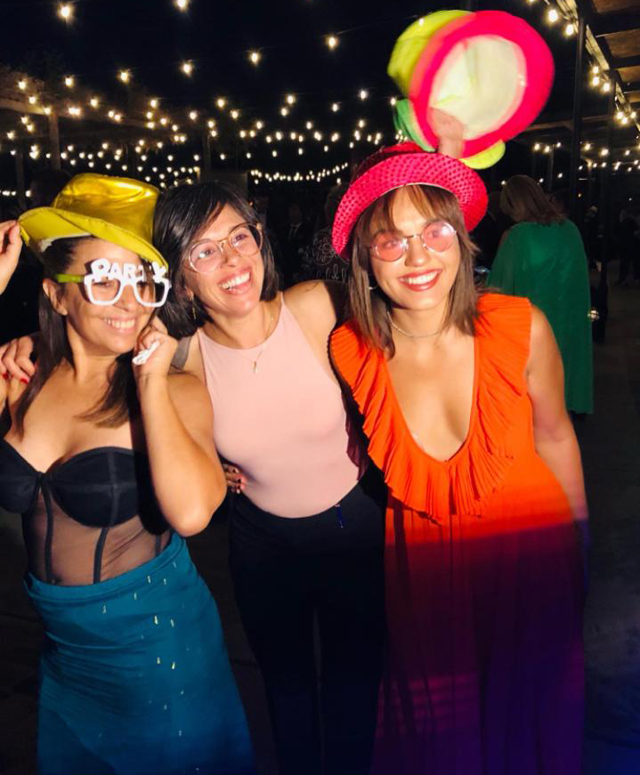 foto de personas usando el espejo mágico en una fiesta